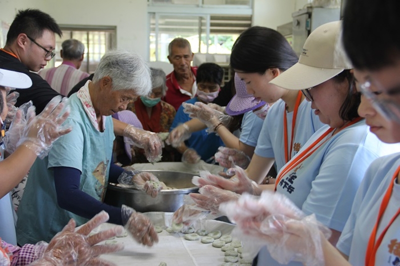 學員們在營隊活動期間進行餐食服務活動，完成客庄美食DIY製作及青銀陪伴，享受共餐交流的時光