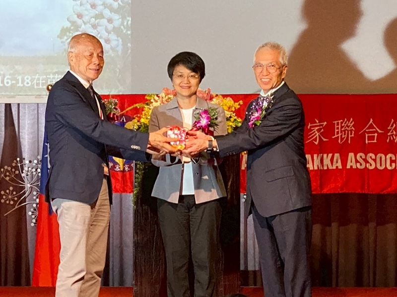 交接監事長印信-張榮富監事長(右)、李鴻海監事長(左),監交人:客委會古秀妃主委