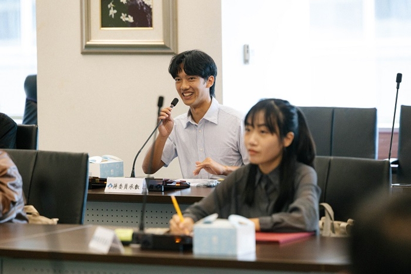 客青會會議中，年僅19歲的蔣承叡自我介紹