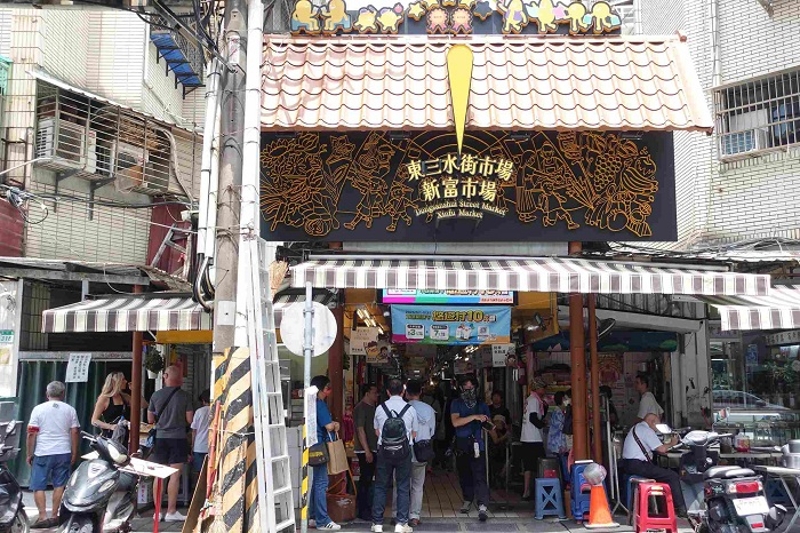 客委會盼各地客庄打造專屬再生市集，圖為今觀摩市場之創意招牌