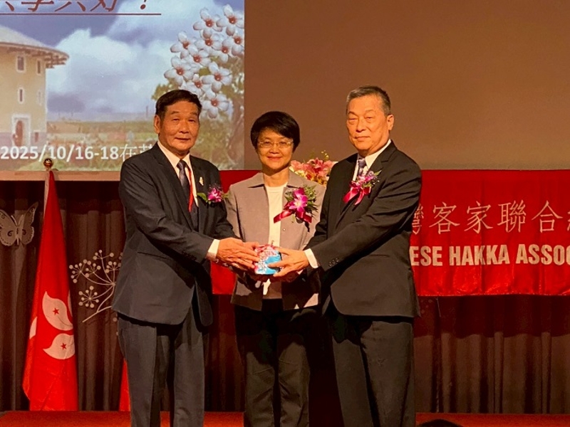 交接總會長印信-吳秀娥總會長(左,由彭仲年名譽總會長代理)、邱泳方總會長(右),監交人:客委會古秀妃主委
