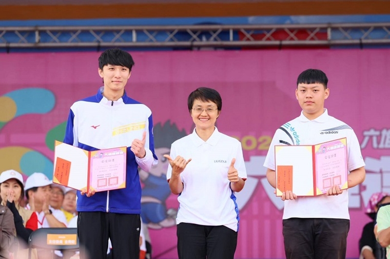 第61屆六堆運動會迎向下一甲子的百年榮耀，古秀妃主委頒贈優秀團體給佳冬高農木球隊及佳冬籐球代表隊