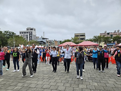古主委與立委徐欣瑩、范雲助理李美燕，及新竹縣議員呂宛庭與范曰富、新埔鎮公所鎮長陳英樓等人，為活動活潑跳暖身操揭序