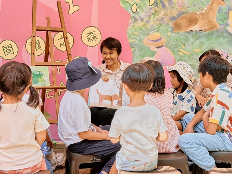 「閱讀好重要」的說故事時間由古主委為小朋友主講客語繪本《恰阿公踅菜市仔》、《吾朋友歇在隔壁莊》