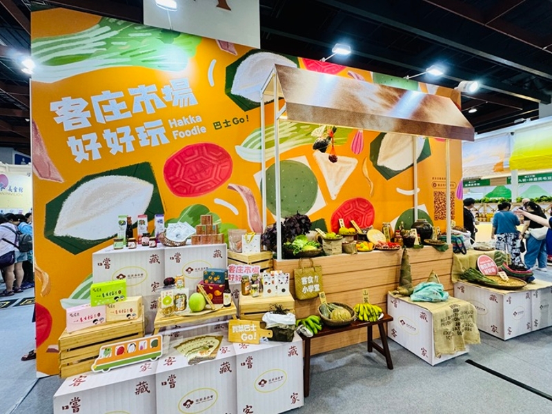 本屆客家主題館特別打造「客庄市場好好玩」展示空間,以市場情境呈現客庄多元食材,讓民眾沉浸式體驗客庄市場氛圍