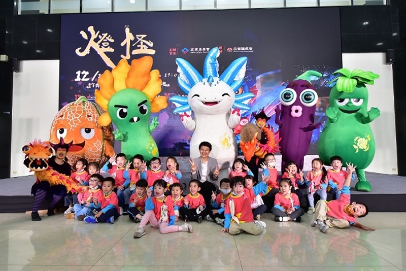 客委會古秀妃主委與現場小朋友開心合影