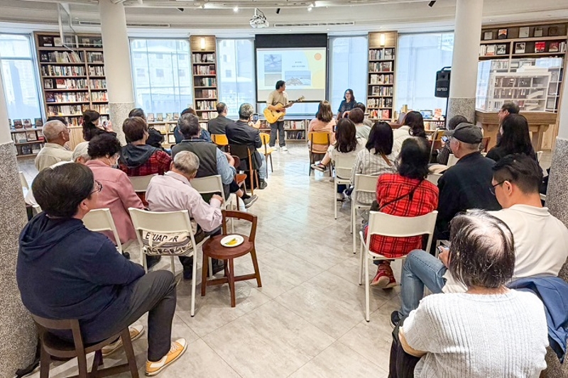 與會者聆聽詩人張芳慈在厄瓜多國際詩歌節的見聞(照片來源:客家公共傳播基金會提供)