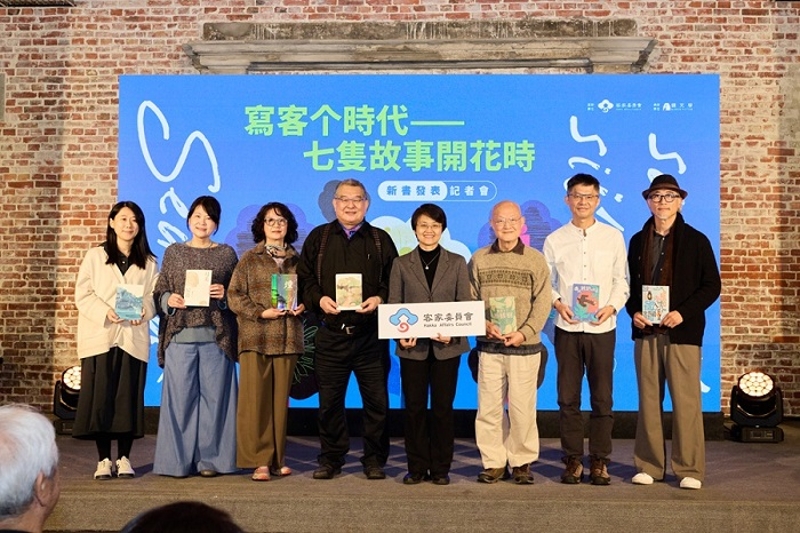 客委會古秀妃主委與7位作家合影