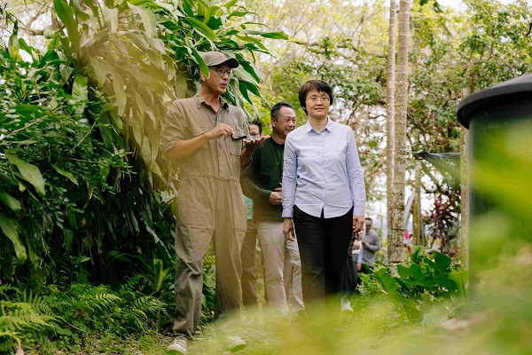 古主委亦走訪彌勒果園了解在地回鄉青年工作情況