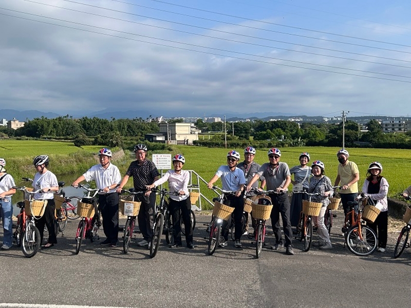 「東海窟輕鬆騎」，騎自行車穿梭稻田，認識客家文化和水圳歷史