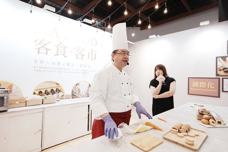 花蓮理想大地渡假飯店的阿逸師透過松露鹹豬肉蔥麵包與東方美人茶達克瓦茲等創新料理，將客家經典鹹香結合精品食材與甜點工藝，展現風土與創新的跨界融合