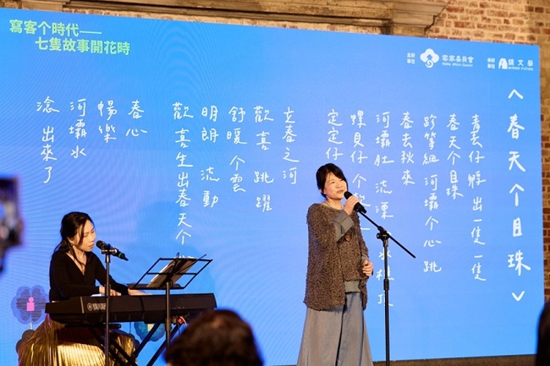 「海洋彼方的客庄」計畫成員們於成果展區進行專題介紹