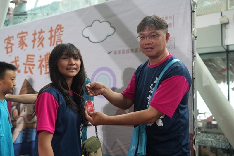 師長幫學生繫上平安祝符