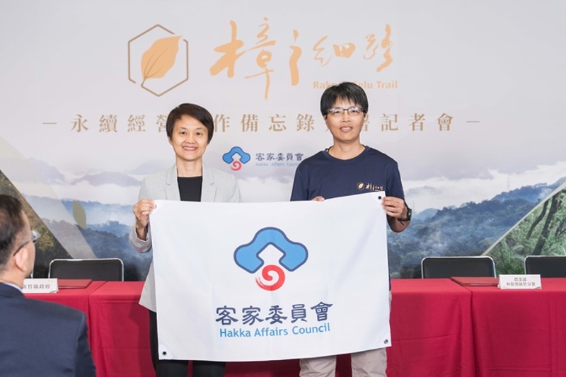 古主委授旗予樟之細路協會,代表客委會出席10月17日在澳洲伯斯舉辦的「比布蒙友誼步道揭牌儀式」,並參與第10屆世界步道大會,向世界傳遞台灣客家古道之美