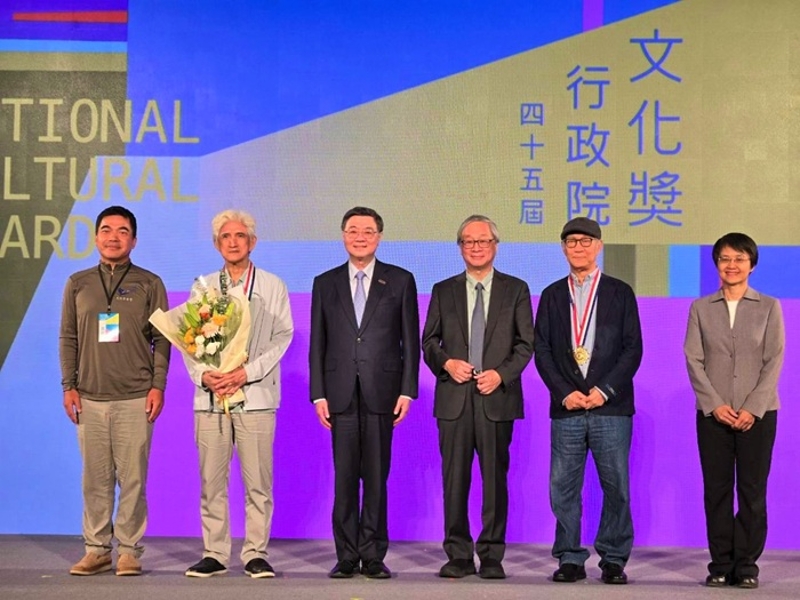 大合照(左起荒野基金會段世同執行長、邱坤良先生、行政院長卓榮泰、文化部長李遠、廖慶松先生、客委會古秀妃主委)