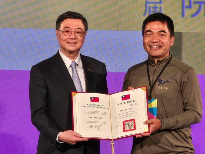 徐仁修先生因於國外進行拍攝不克出席,由荒野基金會段世同執行長(右)代表受獎