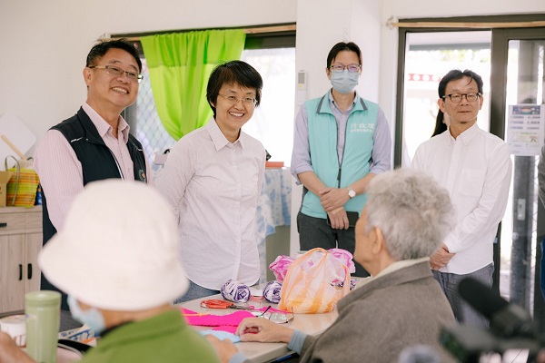 古主委也走訪池上文化館鄰近之文化健康站（原民教室），鼓勵長輩成為後生人的老師，傳承原民文化