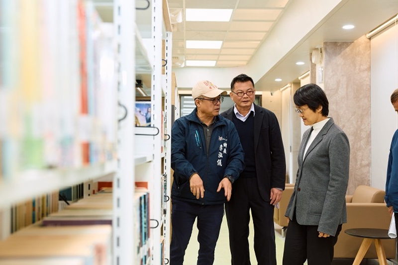 客委會主委古秀妃(右)在崙背鄉長李泓儀(左)導覽下參觀圖書館
