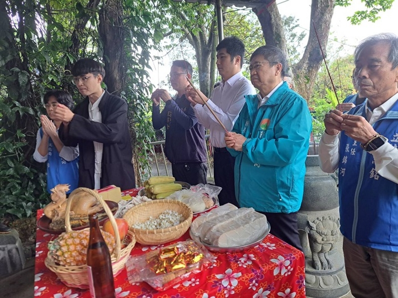 邱副主委與新竹縣長楊文科等共同祭拜伯公
