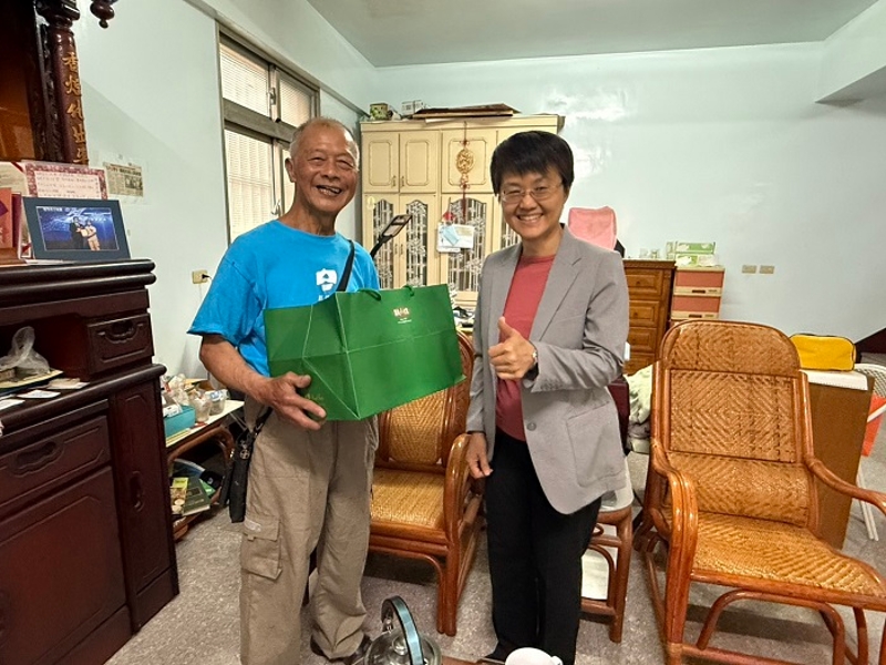 客委會主委古秀妃(右)祝賀傅明光司阜(左)榮獲行政院文化獎