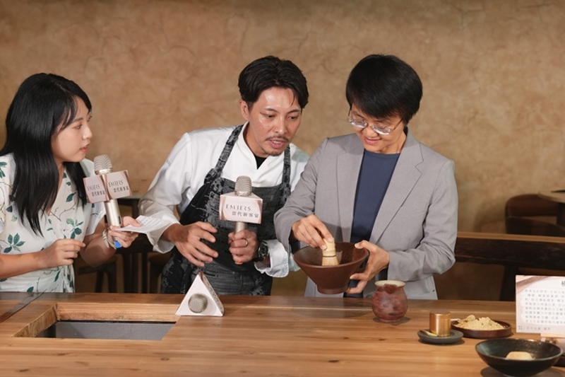 由郭主廚(中)、古主委(右)進行料理創作互動(郭主廚引導及協助古主委進行刷擂茶的動作)