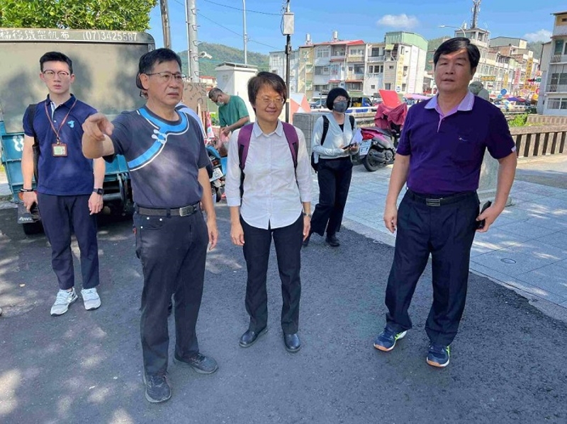客家委員會主任委員古秀妃(中)南下實地訪視美濃市場