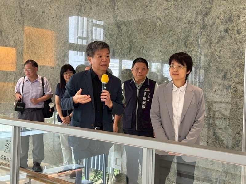 古主委在建築師戴育澤導覽下進行圖書館訪視