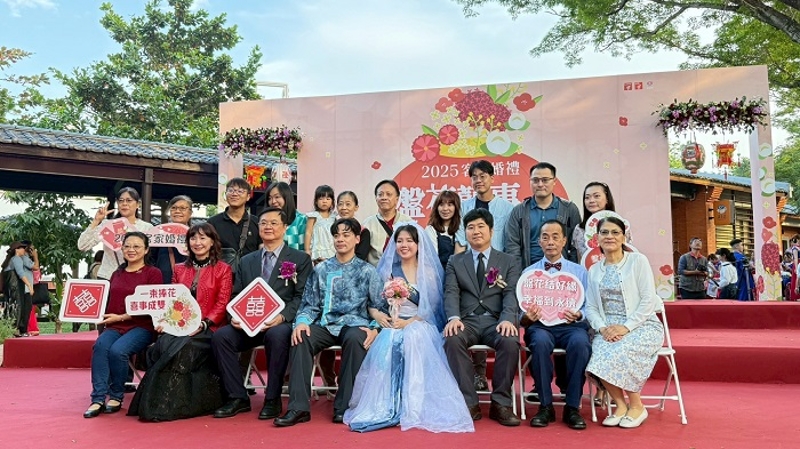 2025高雄客家婚禮登場_邱副主委與現場新人合影