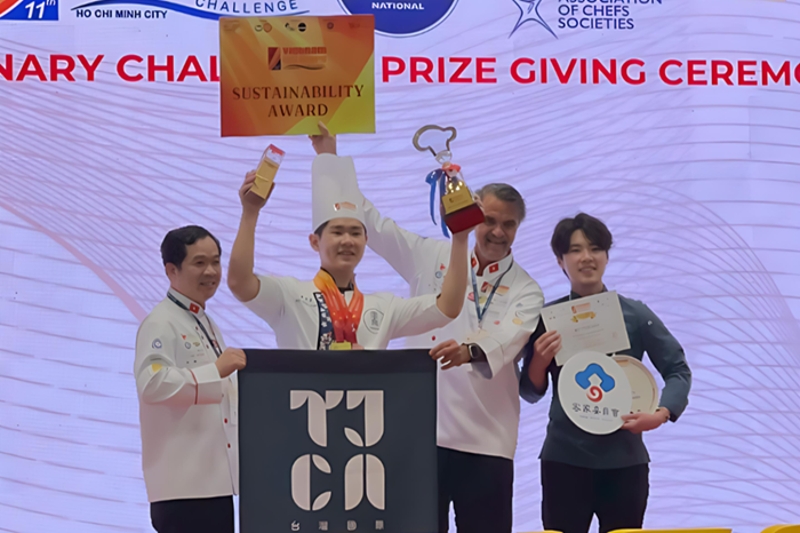 吳添豪選手上台領取項目最高分獎項