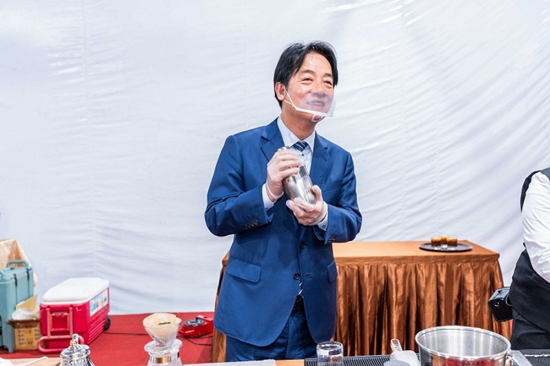 賴清德總統體驗客家酸柑茶DIY (中華文化總會提供)