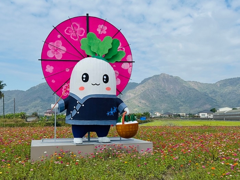 花區裝置藝術小蔔士(美濃區公所提供)