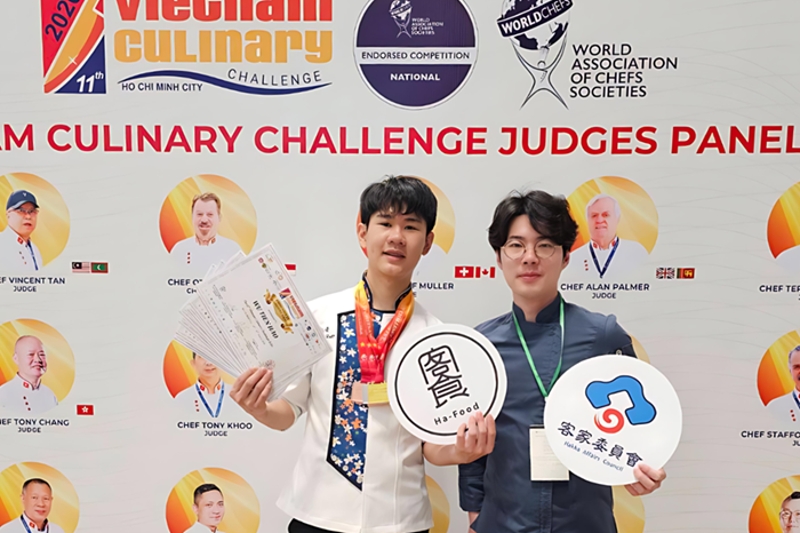 吳添豪選手與阮紹榮帶隊師傅合影