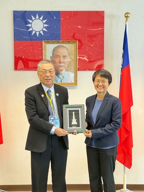 亞總邱泳方總會長(左)贈禮古秀妃主委(右)