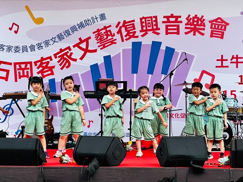 幼欣幼兒園帶來活潑可愛的客家童謠歌舞