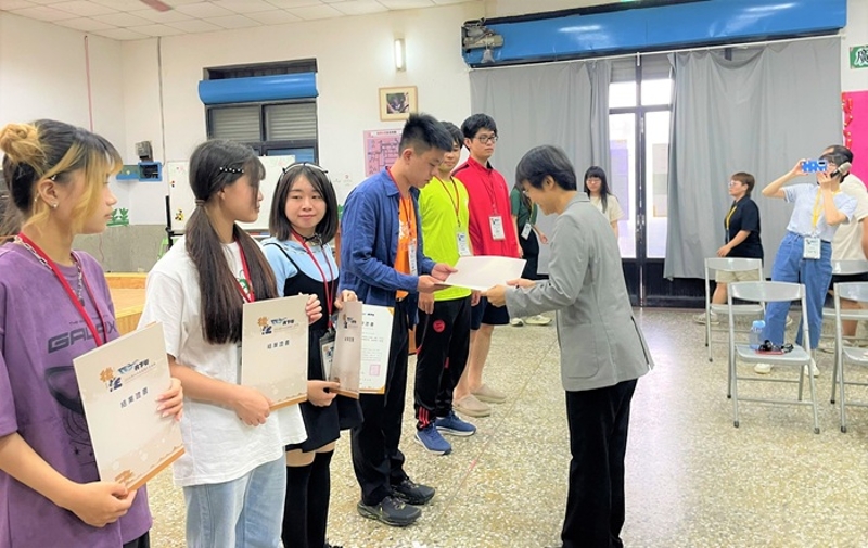 客委會古秀妃主委頒發結業證書