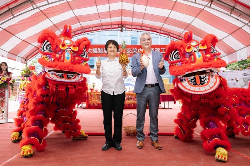 古主委(左)與北埔鄉長莊明增(右)受贈祥獅獻瑞好彩頭