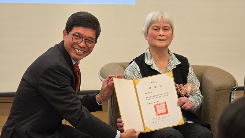 客發中心何金樑主任致贈捐贈感謝狀，感謝黃娟女士對文化保存之貢獻