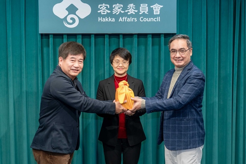 客委會古秀妃主委(中)此次擔任新舊任董事監交人，除了感謝新任董監事願意承擔重任，更特別提醒「公共性」的重要性