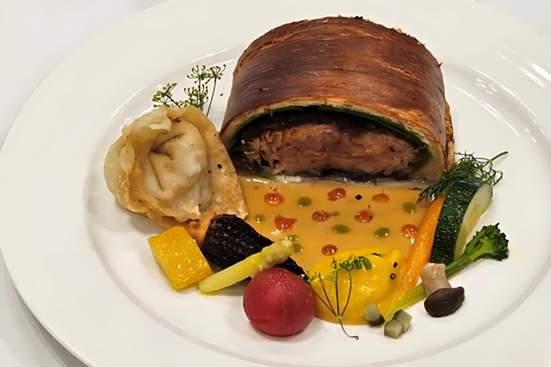 海鮮料理：威靈頓鮭魚排、紅蔥頭祕魯白醬、鮭魚炸餃、油蔥薯泥、奶油季節時蔬－銀牌