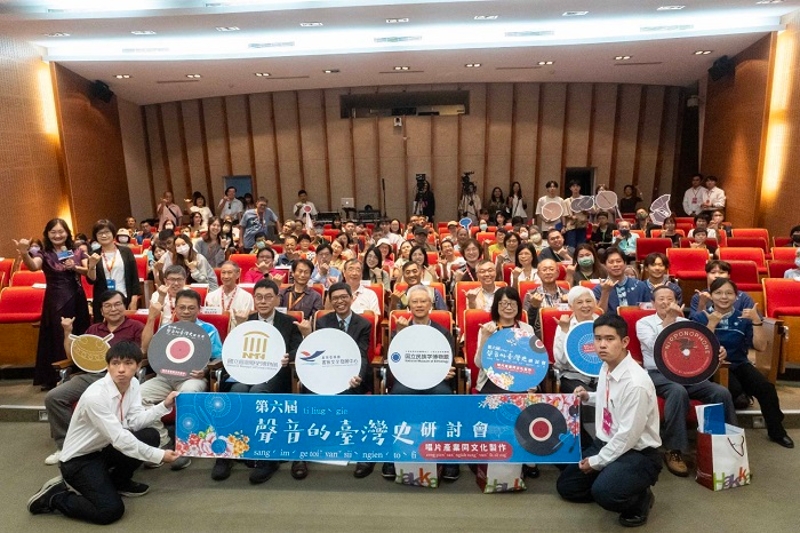 第六屆「聲音的台灣史研討會」首度移師六堆園區舉辦，與會貴賓大合影(左起黃啟仁委員、陳永森校長、張隆志館長、何金樑主任、福岡正太副館長、劉麟玉教授、王櫻芬特聘教授、劉仕彩委員)
