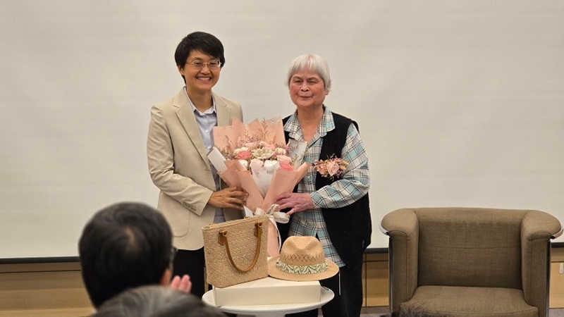 客委會古秀妃主委溫馨獻禮予黃娟女士