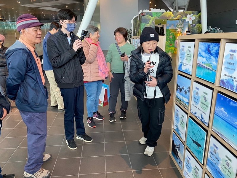 「海洋彼方的客庄」展區中以語言牆呈現臺灣與大溪地兩地客語對照,觀眾掃描 QR Code即可聽見大溪地客語的原音重現