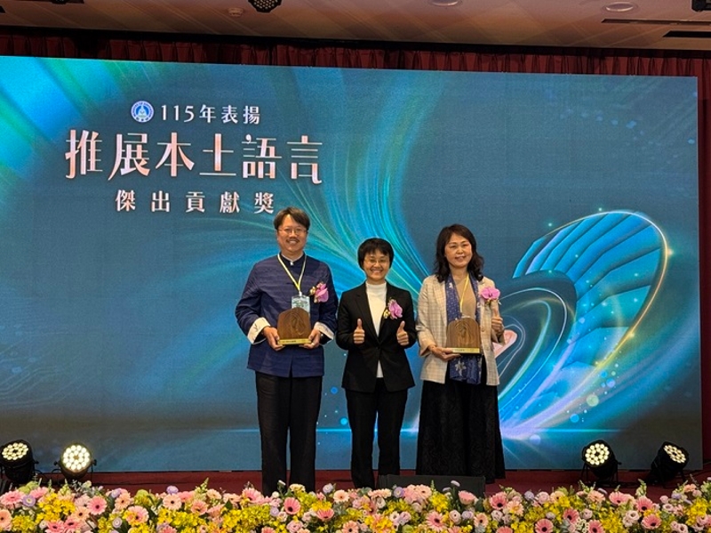 客委會古秀妃主委(中)頒獎予得獎者謝美桃校長(右)與得獎者蔡永強教師(左)