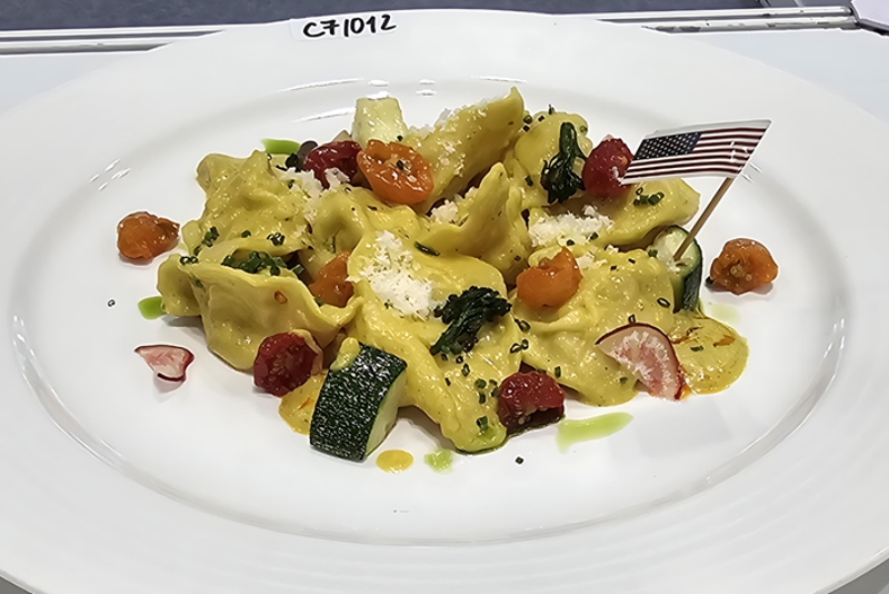 海鮮義大利麵料理：葡式咖哩鮭魚義大利餃佐苦茶辣椒油－銅牌