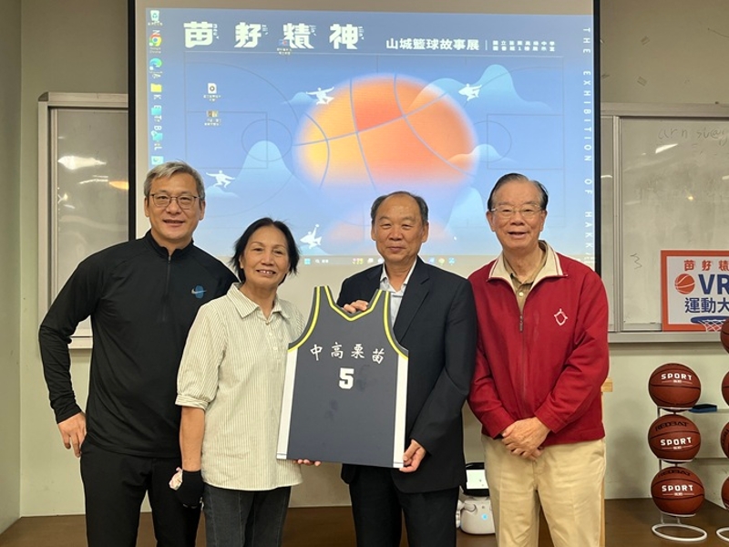 首屆HBL冠軍球隊成員(林增福教練夫人陳念慈、助理教練陳雲錦、隊長黃萬隆)代表隊員王金城捐贈球衣予客發中心謝勝信主任