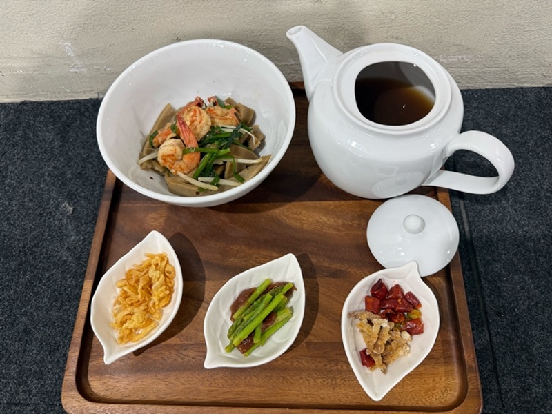 炒鹹豬肉粄條與油飯