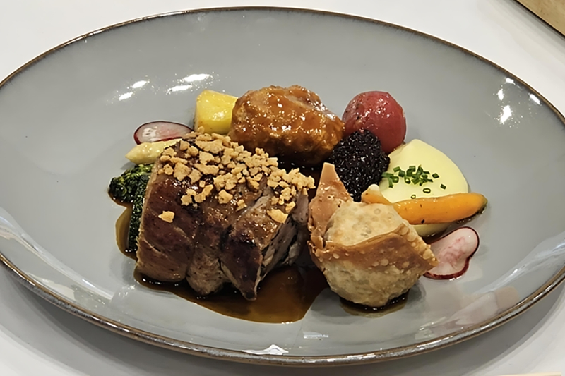 中式料理：香煎鹹菜干蘑菇肉卷、醬煮牛肚菌、松露薯泥雞肉炸餃、糖醋醬咕咾肉、季節時蔬、紹興肉汁－銅牌