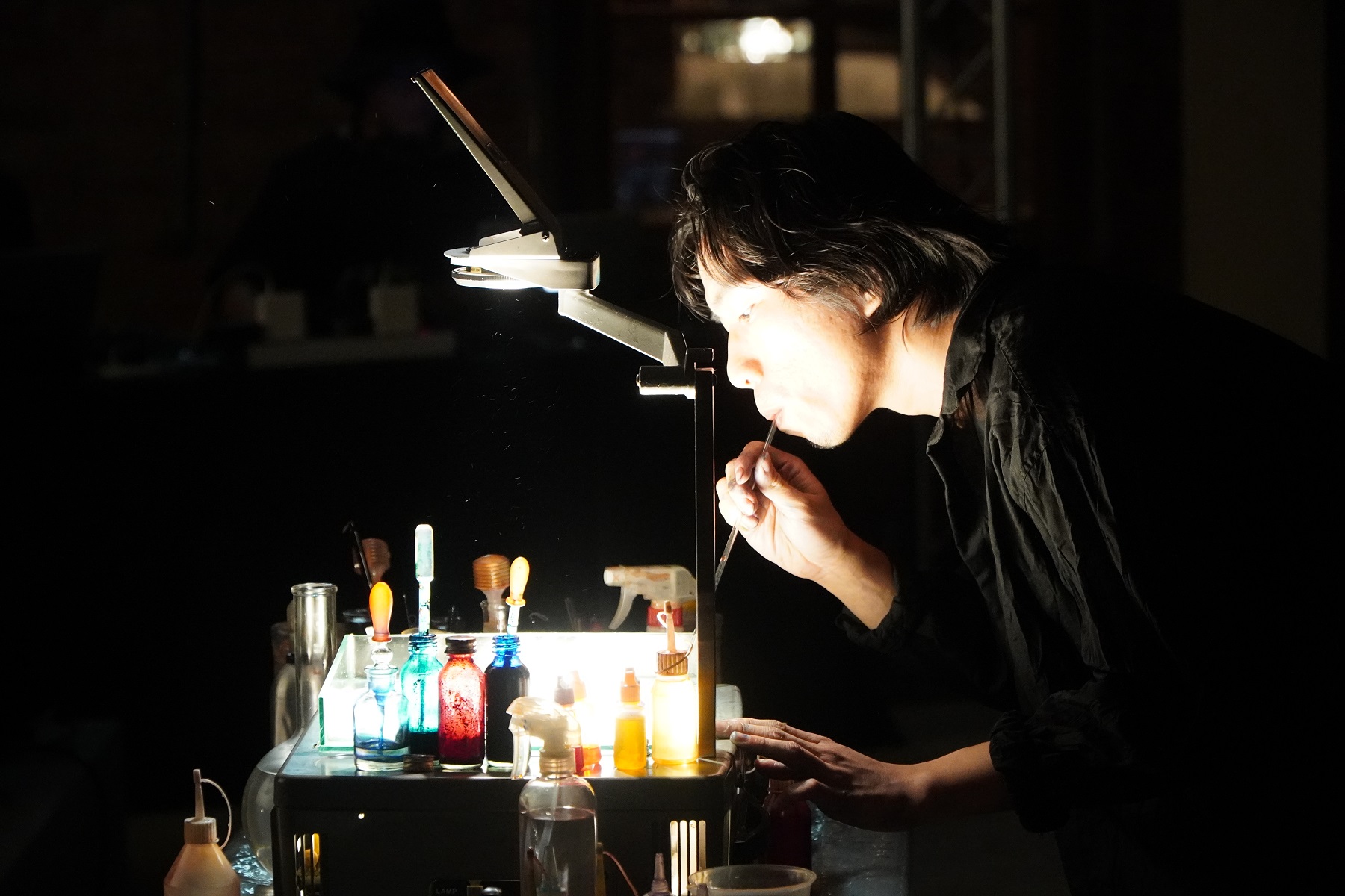 透過作家高翊峰老師的客語朗讀聲、搭配DJ A-Ty Lin電音及視覺表演藝術家白油BIO等人發想創作,為閱聽者帶來沉浸式的跨界讀本體驗,從聽覺和視覺上帶來新穎的閱讀享受-1