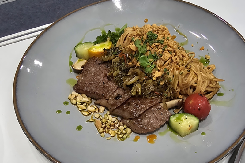 亞洲風味麵食：臺灣客家胡麻醬乾麵、客家鹹菜炒牛肉－銅牌