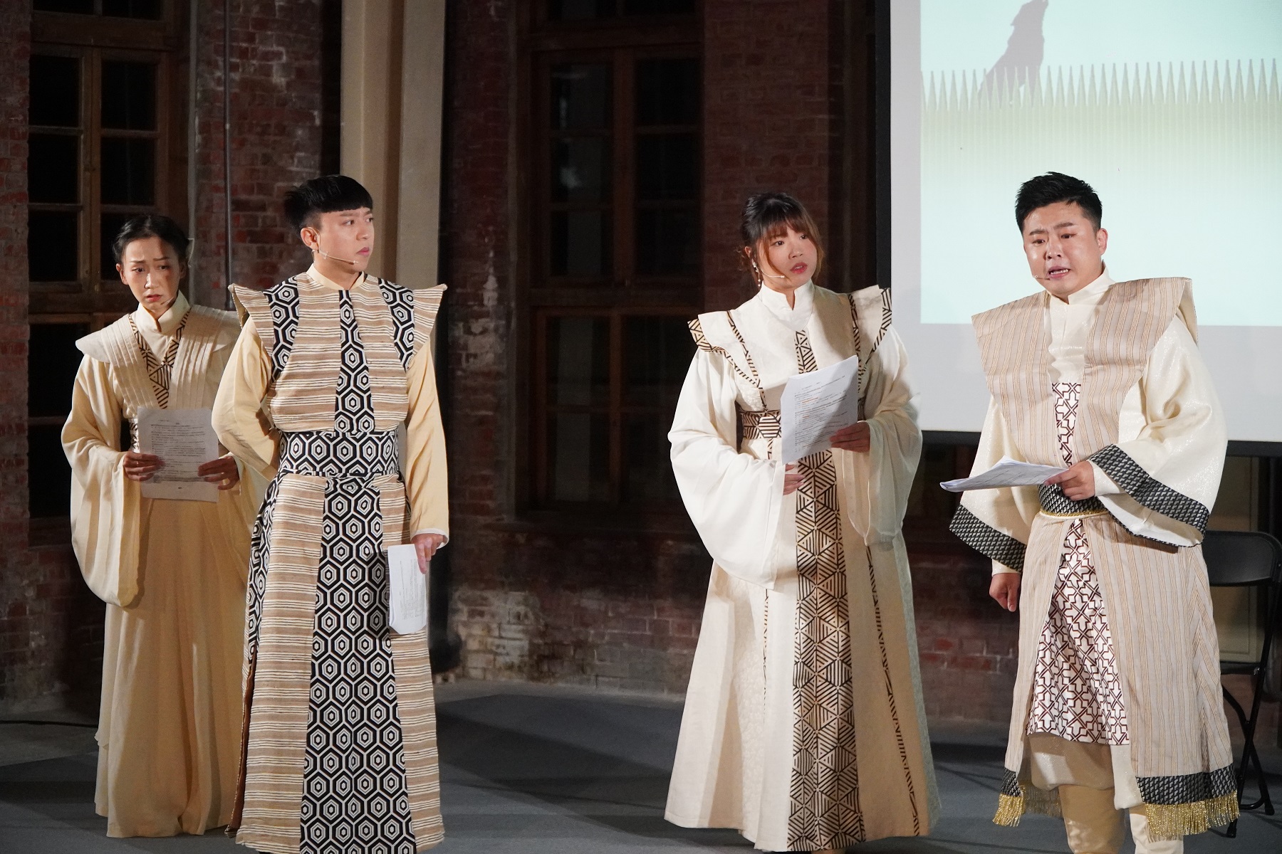 由榮興客家採茶劇團改編《白牙》客語版內容為劇本,演繹呈現文學劇場-2